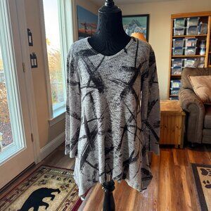 Jess and Jane tunic top. Gray, Black. Size S